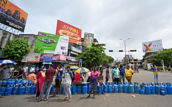 Người dân Sri Lanka xếp gàng mua gas ở Colombo, ngày 8/5/2022. Ảnh: AFP