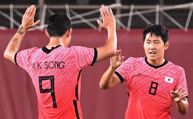 Lee Kang-in (8) là một ngôi sao lớn tại VCK U23 châu Á 2022