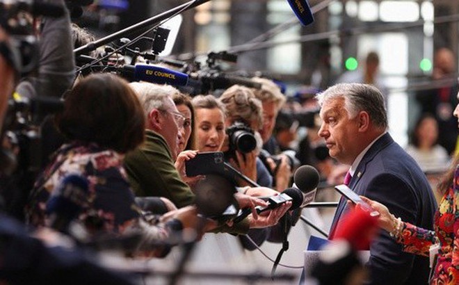 Thủ tướng Hungary Viktor Orban trả lời truyền thông trước thềm cuộc họp thượng đỉnh EU hôm 30-5 Ảnh: REUTERS