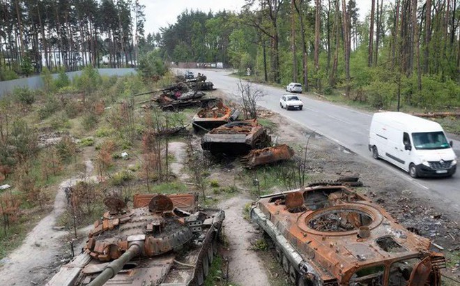 Những chiếc xe tăng Nga bị tiêu diệt ở làng Dmitrivka, gần Kiev, Ukraine (Ảnh: AP)