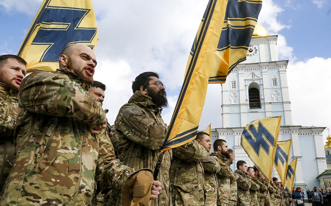 Các thành viên của Tiểu đoàn Azov trong Ngày Tình nguyện Ukraine ở Kiev.