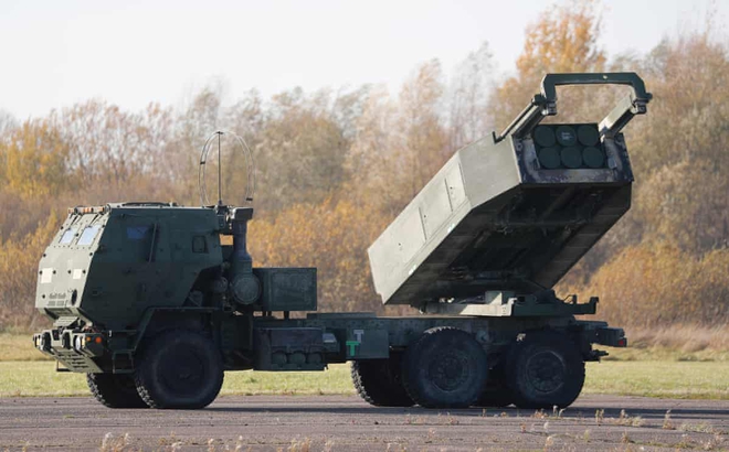 Một hệ thống HIMARS trong cuộc tập trận đổ bộ tại sân bay Spilva ở Riga, Latvia, ngày 25/10/2021. Ảnh: The Guardian