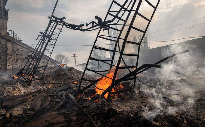 Một kho chứa ngũ cốc bị phá hủy ở vùng Donbass, miền Đông Ukraine. Xung đột Nga-Ukraine đã làm gián đoạn xuất khẩu lúa mì, đẩy giá lên mức cao kỷ lục. Ảnh: WSJ