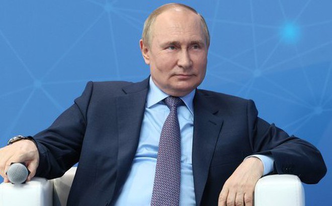 Tổng thống Nga Vladimir Putin tham dự cuộc họp với các doanh nhân trẻ và các nhà phát triển khởi nghiệp trước thềm Diễn đàn Kinh tế Quốc tế St.Petersburg (SPIEF), tại Khu liên hợp đào tạo Technograd, ở Moscow - Nga - Ảnh: SPUTNIK