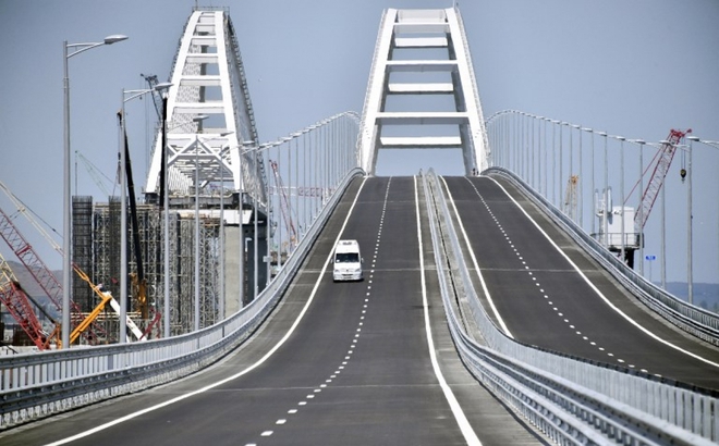Cầu Crimea bắc qua eo biển Kerch, nối miền Nam nước Nga với bán đảo Crimea. Ảnh: AFP