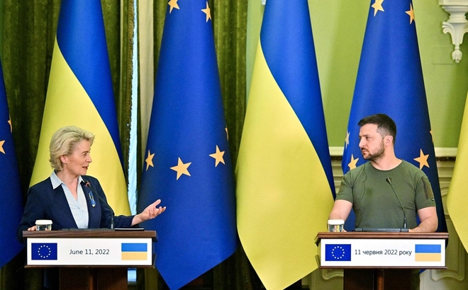 Chủ tịch Ủy ban Châu Âu Ursula von der Leyen và Tổng thống Ukraine Zelensky trong cuộc gặp tại Kiev. Ảnh: Ukrinform