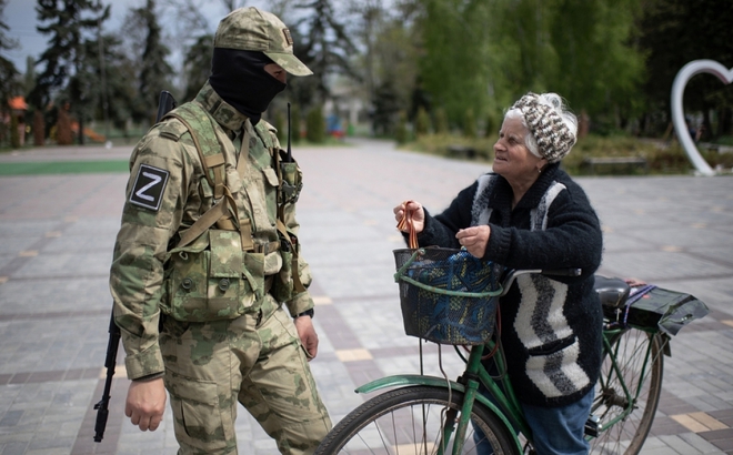 Bình sỹ Nga và cư dân ở Kherson, miền nam Ukraine. Ảnh: AFP.