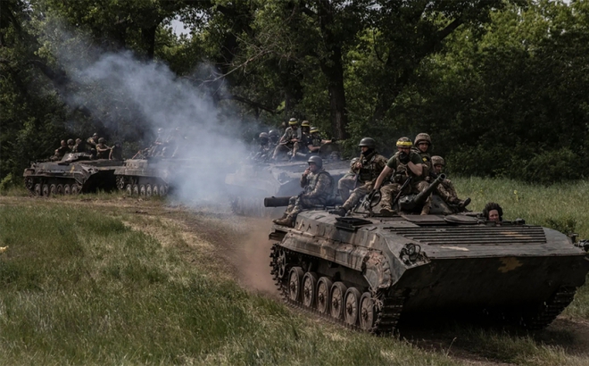 Binh sĩ Ukraine ngồi trên thiết giáp di chuyển gần thành phố Severodonetsk và Lysychansk. Ảnh: NY Times.