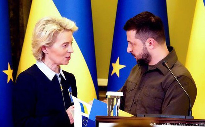 Chủ tịch Ủy ban châu Âu Ursula von der Leyen gặp Tổng thống Ukraine Volodymyr Zelensky hồi tháng 4. Ảnh: DW