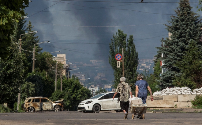 Những cột khói bốc lên sau các đám cháy tại Lysychansk, Luhansk. Ảnh: Reuters