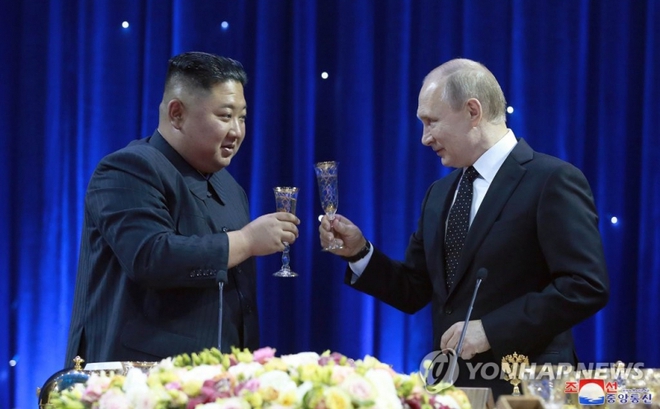 Nhà lãnh đạo Triều Tiên Kim Jong-un chúc mừng Tổng thống Nga Vladimir Putin trong bữa tối sau hội nghị thượng đỉnh tại Vladivostok, Nga năm 2019. Ảnh: Yonhap via KCNA