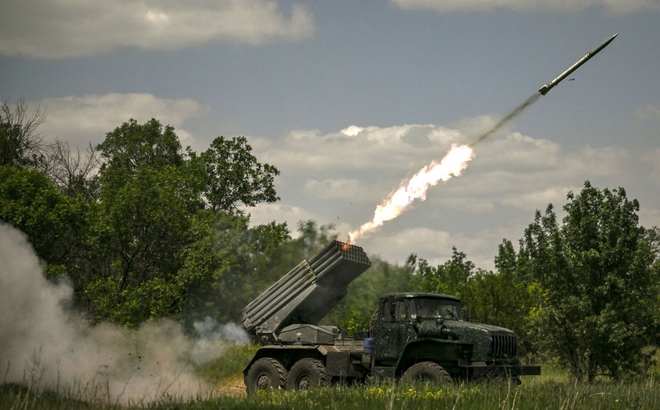 Quân đội Ukraine phóng tên lửa đất đối đất ở khu vực Donbass ngày 7/6. Ảnh: AFP