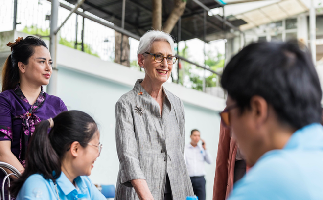 Thứ trưởng Ngoại giao Mỹ Wendy Sherman (giữa) thăm Trung tâm thể thao Khúc Hạo, nơi các vận động viên khuyết tật đang tập luyện cho các giải đấu. (Ảnh: ĐSQ Mỹ)