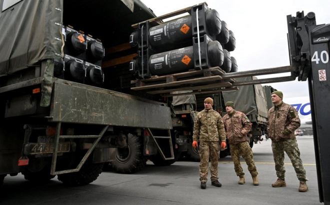 Binh sĩ Ukraine bên cạnh xe tải chở một lô tên lửa Javelin do Mỹ chuyển giao. Ảnh: AFP