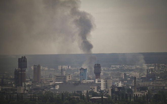 Khói đen bốc lên từ thành phố Severodonetsk trong trận chiến giữa quân đội Nga và Ukraine ở vùng Donbass, miền Đông Ukraine vào ngày 9/6/2022. Ảnh: CNN