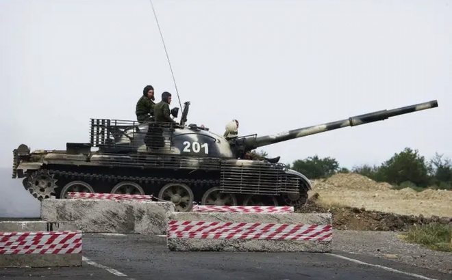 Xe tăng T-62 của Nga trên một tuyến đường cao tốc nối Tbilisi với Tây Gruzia, tháng 8/2008. Ảnh: Getty