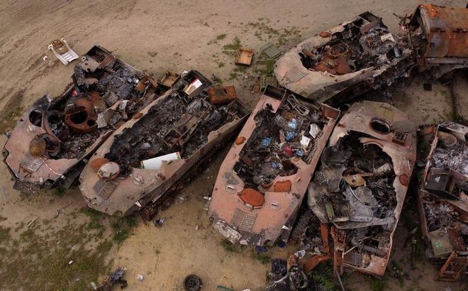 Xác xe tăng và phương tiện quân sự bị phá huỷ ở Bucha, Ukraine ngày 16/5/2022. Ảnh: Reuters