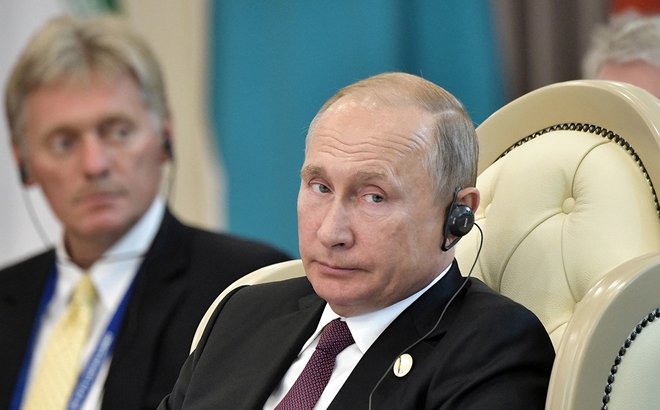 Người phát ngôn Điện Kremlin Dmitry Peskov và Tổng thống Nga Vladimir Putin