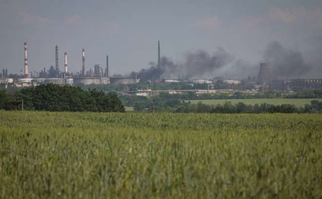 Nhà máy lọc dầu Lysychansk bốc khói sau khi trúng pháo hôm 12/6. (Ảnh: Reuters)