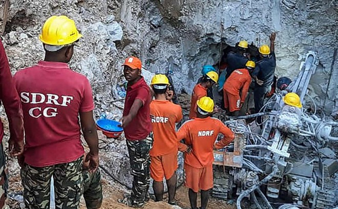 Nhân viên cứu hộ khoan đá, đào hầm thông sang chiếc giếng nơi bé trai khiếm thính bị mắc kẹt suốt 4 ngày. Ảnh: AFP