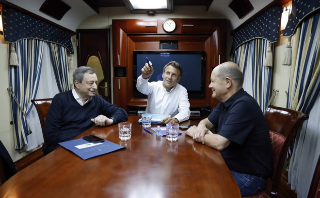 Thủ tướng Italy Mario Draghi, Tổng thống Pháp Emmanuel Macron và Thủ tướng Đức Olaf Scholz trên chuyến tàu từ Ba Lan tới Kiev sáng 16/6. Ảnh: AFP