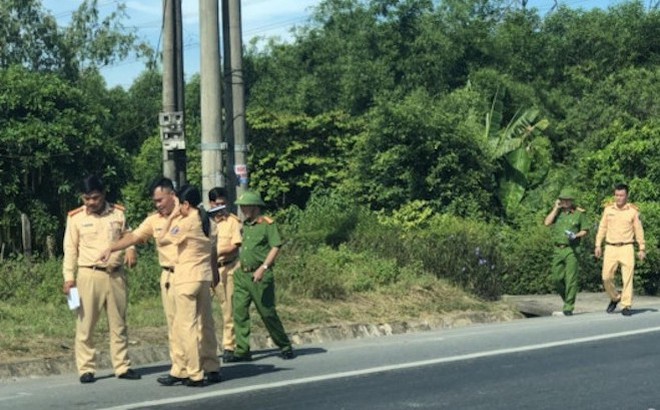 Cơ quan công an điều tra nguyên nhân vụ tai nạn. (Ảnh: N.T.).