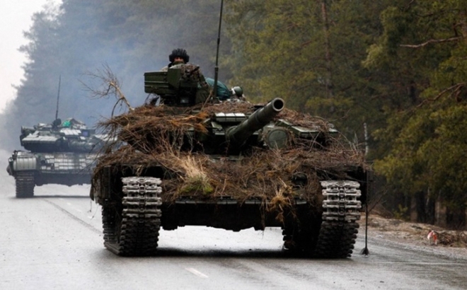 Xe tăng Ukraine di chuyển trên một con đường ở khu vực Lugansk. Ảnh: AFP.