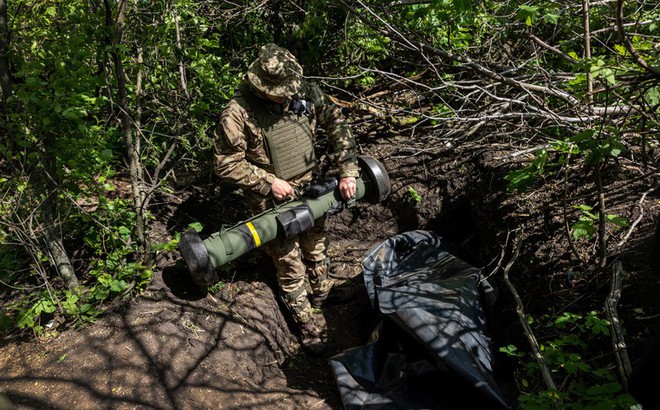 Một binh sĩ Ukraine cài đặt tên lửa Javelin mà Mỹ cấp tại tiền tuyến ngày 20/5. Ảnh: Getty Images