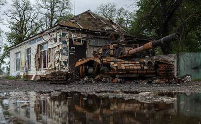 Xe tăng Ukraine bị cháy ở Kolychivka. Ảnh: Getty Images