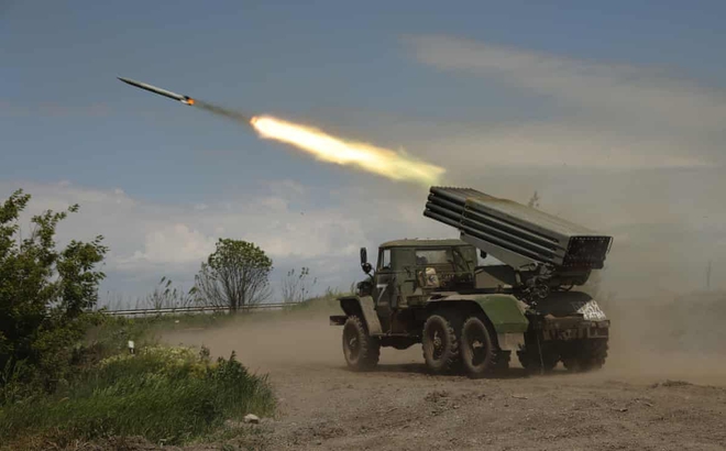 Lực lượng thân Nga phóng tên lửa từ một vị trí ở miền Đông Ukraine. Ảnh: The Guardian