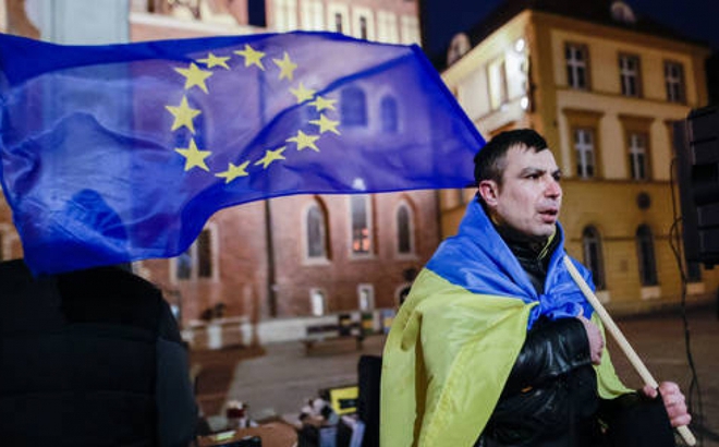 Người đàn ông tham gia tuần hành ủng hộ Ukraine trở thành thành viên EU ở Wroclaw, Ba Lan, ngày 3/3. Ảnh: Getty Images