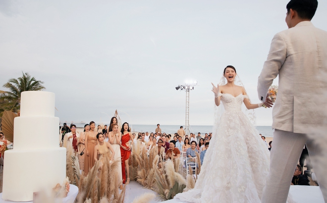 Những hình ảnh đẹp nhất ở hôn lễ có 102 của Minh Hằng và chồng doanh