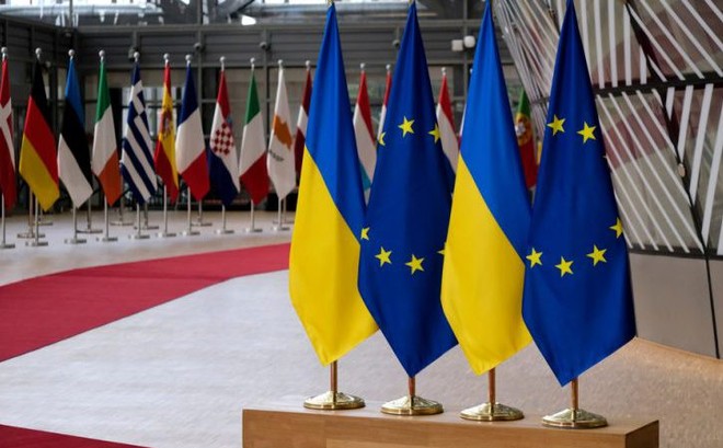 Cờ của EU và Ukraine. Ảnh: Euractiv.de