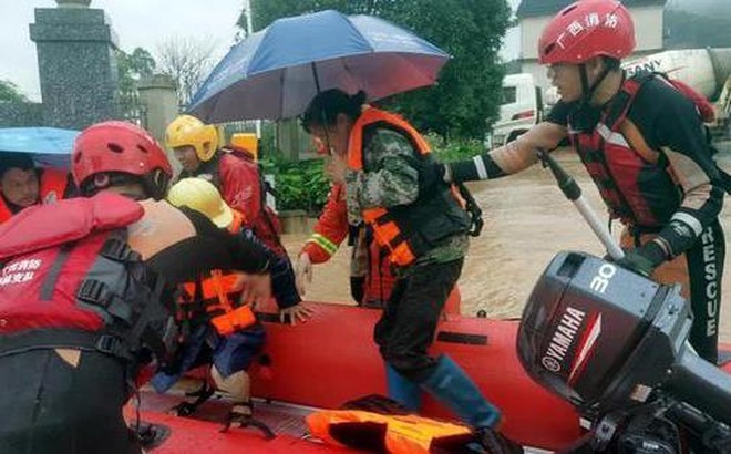 Nhân viên cứu hộ giải cứu người dân tại Vĩnh Phúc - Quế Lâm - Trung Quốc vào ngày 17-6 - Ảnh: REUTERS