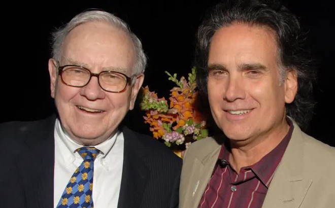 Tỷ phú Warren Buffett và con trai Peter Buffett ở Trung tâm Truyền thông Padley năm 2008.