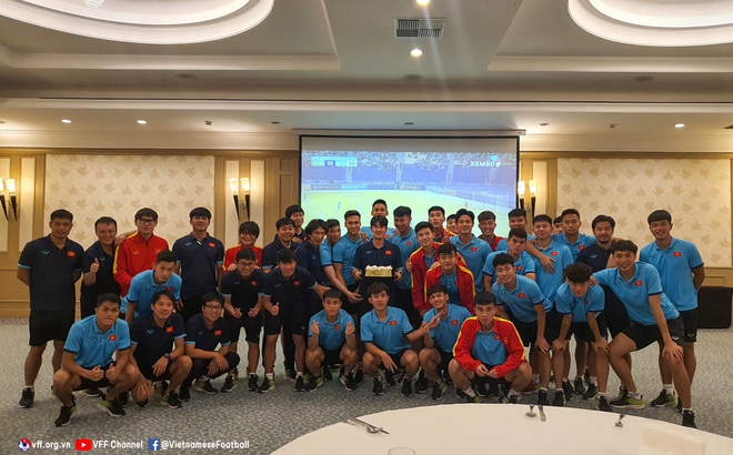 U23 Việt Nam vui vẻ tổ chức tiệc sinh nhật cho HLV thể lực Park Sung Gyun trước khi bước vào trận gặp U23 Thái Lan. (Ảnh: VFF)