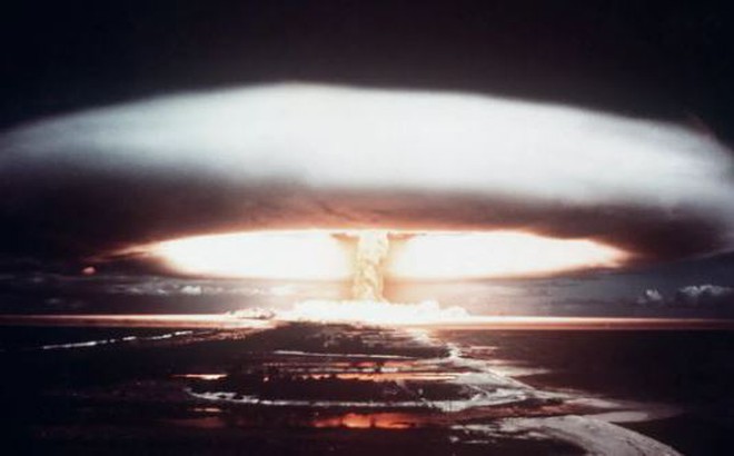 Vụ nổ hạt nhân trên đảo san hô Mururoa năm 1971. Ảnh: AFP