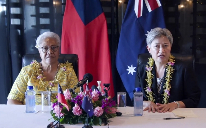 Thủ tướng Samoa Fiame Naomi Mata'afa (trái) họp báo chung với Ngoại trưởng Australia Penny Wong (phải). Nguồn: SMH