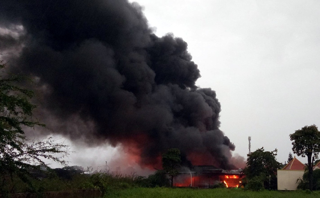 Khói lửa bốc lên từ kho hàng của một công ty trên đường Liên ấp 123, xã Vĩnh Lộc B (huyện Bình Chánh). Ảnh: CTV
