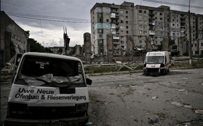 Nhiều phương tiện bị phá hủy do giao tranh tại thành phố Lysychansk ở Donbass. Ảnh: CNN