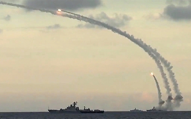 Tàu chiến Nga khai hỏa tên lửa Kalibr. Ảnh: RT