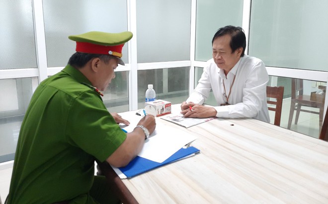 Giám đốc CDC Đà Nẵng, ông Tôn Thất Thạnh, làm việc với Cơ quan Cảnh sát điều tra.