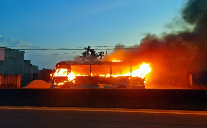 Chiếc xe ô tô 29 chỗ ngồi bốc cháy dữ dội