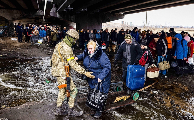 Người dân Ukraine sơ tán khỏi thành phố Irpin, phía Tây Bắc Thủ đô Kiev.