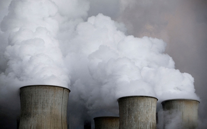 Hơi nước bốc lên từ các tháp làm mát tại nhà máy nhiệt điện RWE của Đức ở Niederaussem. Ảnh: Reuters