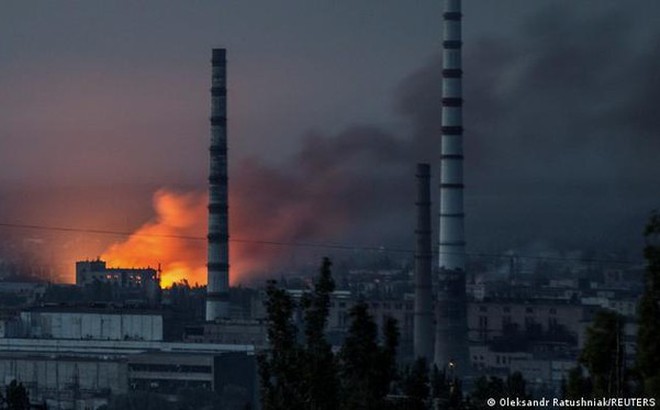 Chiến sự tại Nhà máy hóa chất Azot ở thành phố Severodonetsk đang diễn ra ác liệt (Ảnh: Reuter).