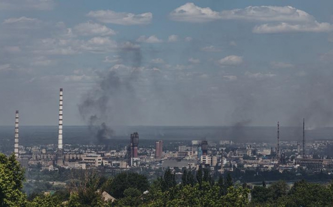 Khói bốc lên từ thành phố Severodonetsk, nhìn từ Lysychansk, tỉnh Lugansk. Ảnh: CNN