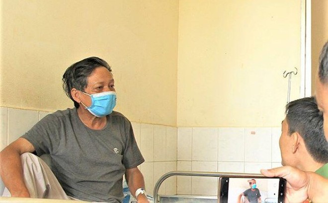 Cơ quan chức năng lấy lời khai của ông Nhi tại bệnh viện.