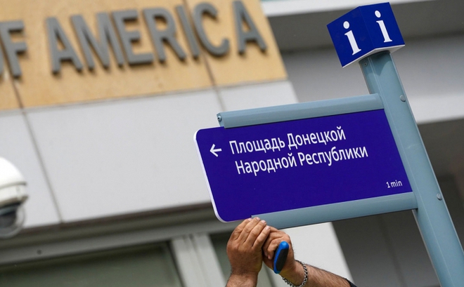 Biển báo tên đường mới được gắn lên bên ngoài khi vực Đại sứ quán Mỹ ở Moscow. Ảnh: MoscowTimes