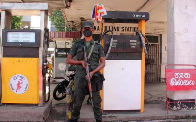 Một nhân viên an ninh canh gác trạm nhiên liệu ở Colombo. Ảnh: AFP